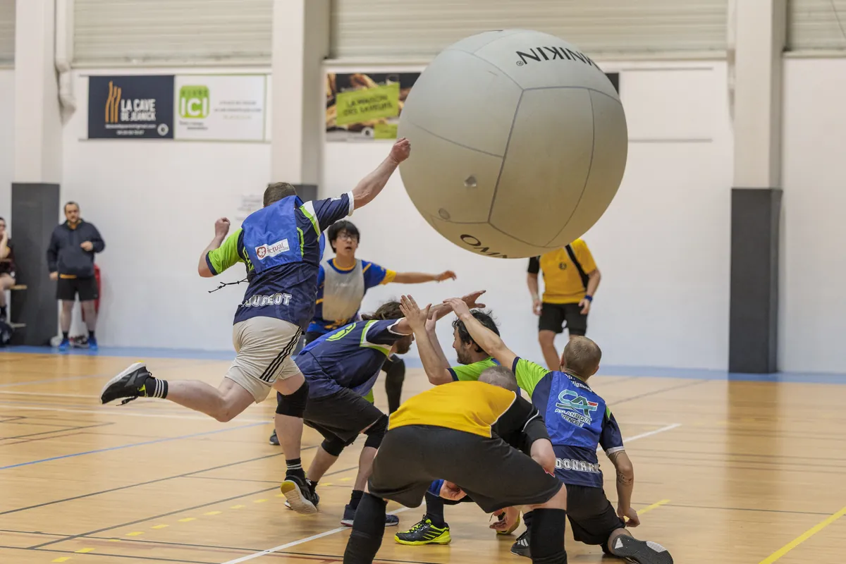 Une partie de Kin-Ball : des joueurs autour du gros ballon